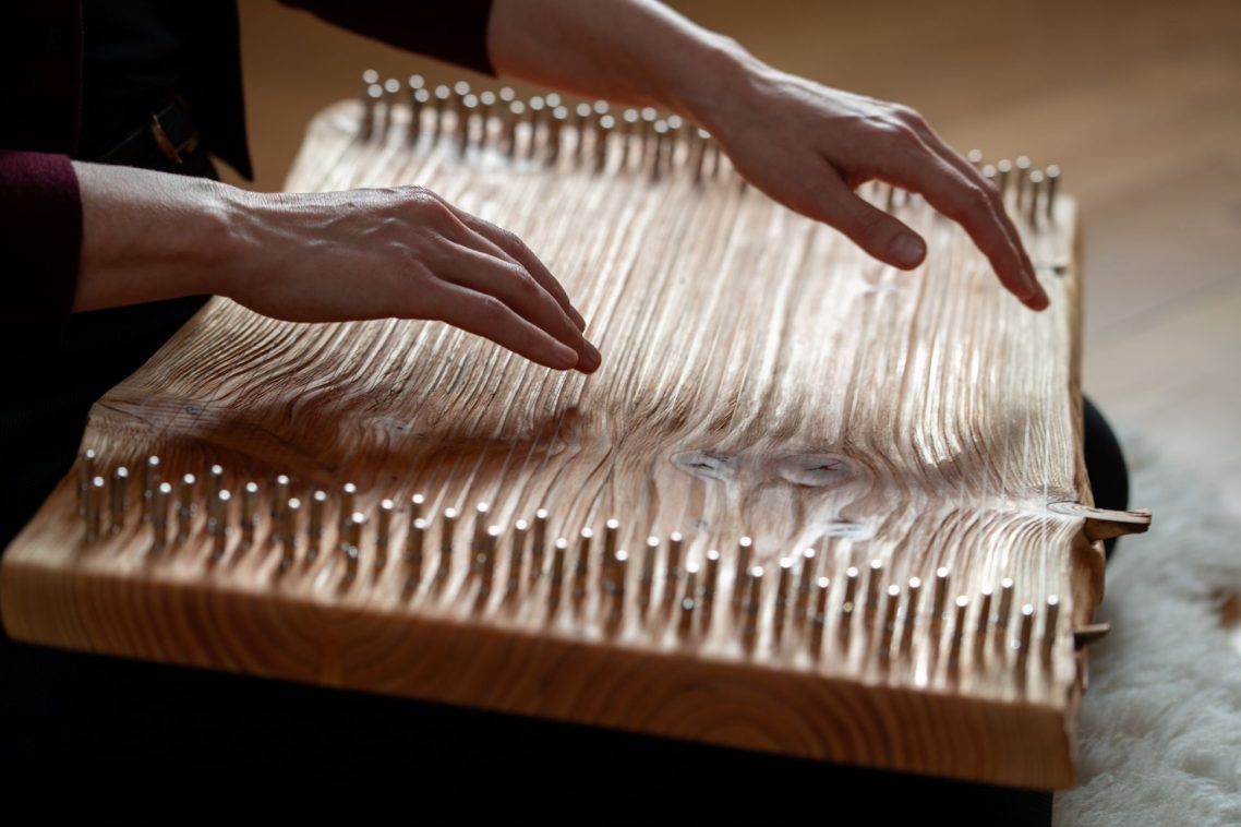 Elfenbrett Eigenst konstruierte Instrumente erzeugen Obertonreiche, sphärische Klänge.