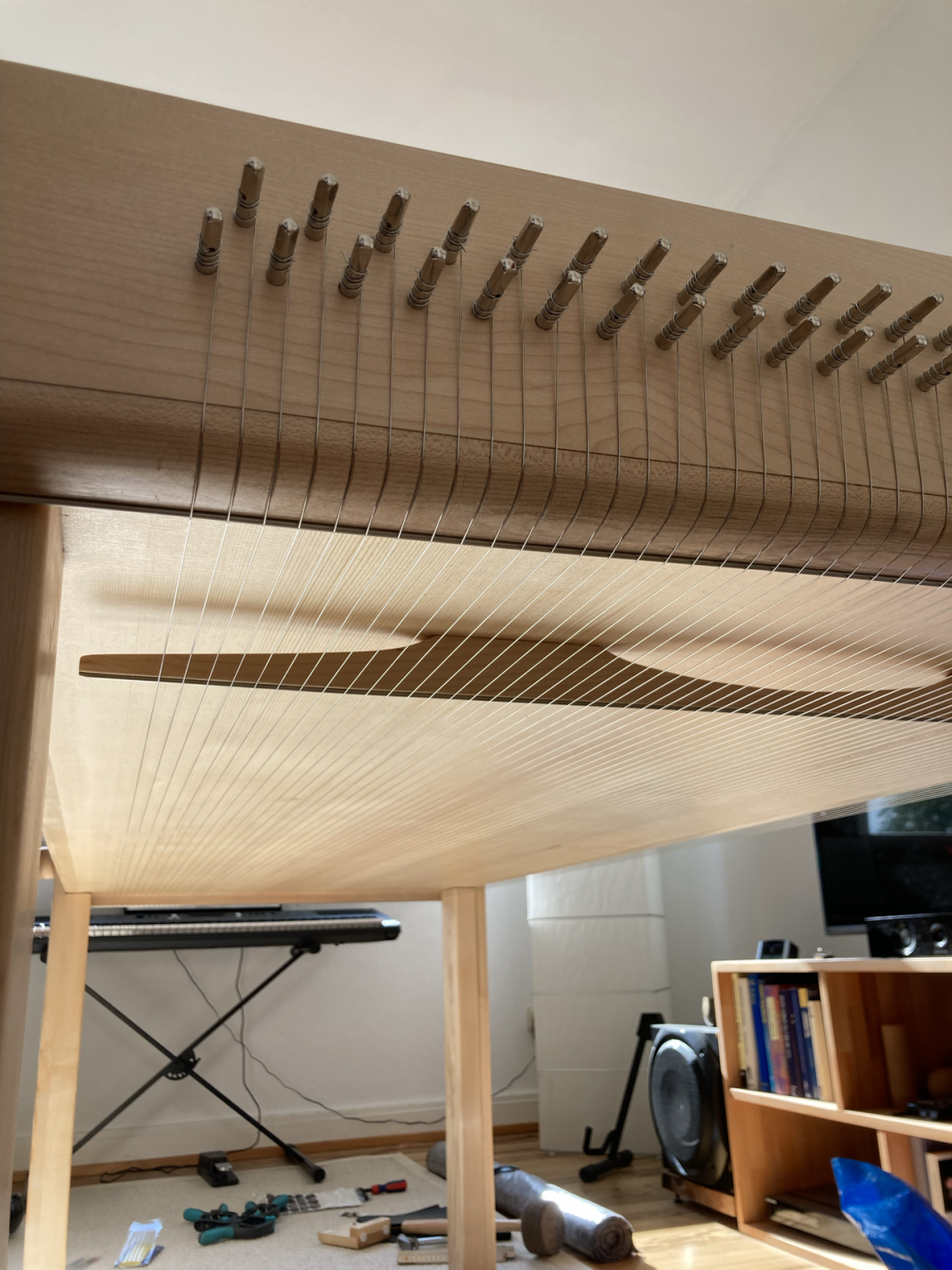 Klangliege Über 60 Saiten bringen den Klangliege zum Schwingen.